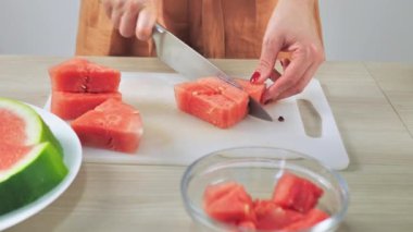 Piknik için çekirdeksiz kırmızı karpuz kesen kız.