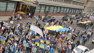 Avrupa, İtalya, Roma Mart 2022 - Barış Kemeri 'nde Ukrayna ile Rusya arasındaki savaşa karşı gösteri - Putin' e karşı sokak gösterileri