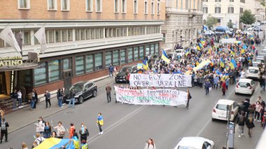 Avrupa, İtalya, Roma Mart 2022 - Barış Kemeri 'nde Ukrayna ile Rusya arasındaki savaşa karşı gösteri - Putin' e karşı sokak gösterileri