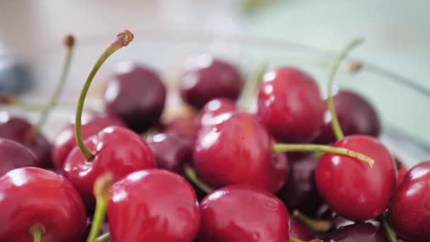 Група вишневих фруктів у скляній банці. Рука бере вишню в групи. 4k відео . — стокове відео