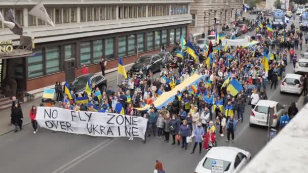 ヨーロッパ、イタリア、ローマ2022年3月-平和のアーチでのウクライナとロシアの間の戦争に対するデモ-プーチンに対する街頭抗議 — ストック動画