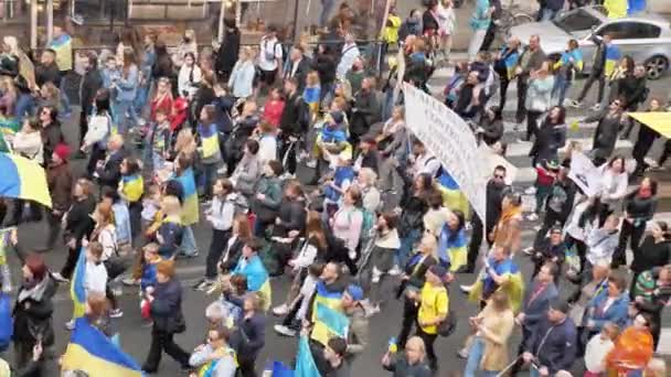 Europa, Italia, Roma marzo 2022 - Manifestación contra la guerra entre Ucrania y Rusia en el Arco de la Paz - protestas callejeras contra Putin — Vídeo de stock