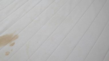 Kirli bebek yatakları. İdrarla lekelenmiş bebek yatağı..