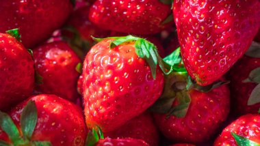 Sokak yemekleri, taze çilekler, kırmızı sepete konmuş.