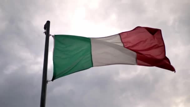 Olaszország zászló integetett a szélben, ég háttér — Stock videók