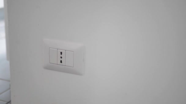 将黑线电缆手机充电器插头或拔出插头插入墙上的电源插座。准备连接堵塞电源。节能或降低成本的概念. — 图库视频影像
