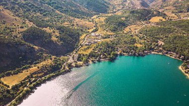 Havadan çekilmiş. Genzana Dağı 'ndan düşen muazzam heyelan nedeniyle Scanno Gölü tüm Abruzzo' daki en büyüleyici ve en çok ziyaret edilen göldür.