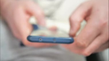 Akıllı telefonundaki fotoğraflara göz atan adam - zaman ayarlı görüntüler