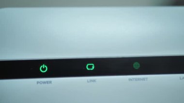 İnternet yönlendiricisi yakın planda açıldı