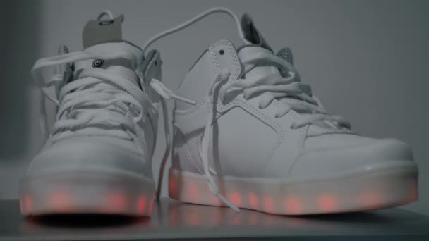 USB-Ladeschuhe mit Hintergrundbeleuchtung Sport LED Schuhe — Stockvideo