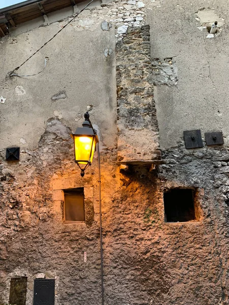 La lanterna stradale sul muro di un edificio a Genova. — Foto Stock