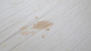 Kirli bebek yatakları. İdrarla lekelenmiş bebek yatağı.