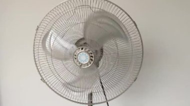 Havalandırma vantilatörü sağa sola dönüyor. Hava vantilatörü, yüksek ısıyı soğutarak odayı soğutuyor. Electric Fan-Cooler kanatları tam hıza ulaşana kadar hızlanıyor, eski metal fanı