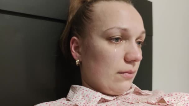 Retrato Cerca Una Mujer Joven Con Lágrimas Los Ojos — Vídeos de Stock