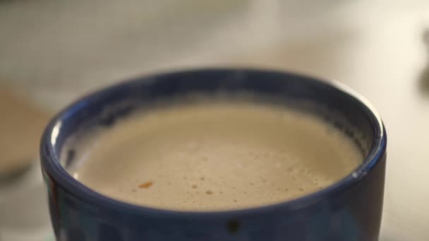 Doppa Croissant Kaffe Cappuccino Manliga Händer Doppa Färska Franska Bakverk — Stockvideo