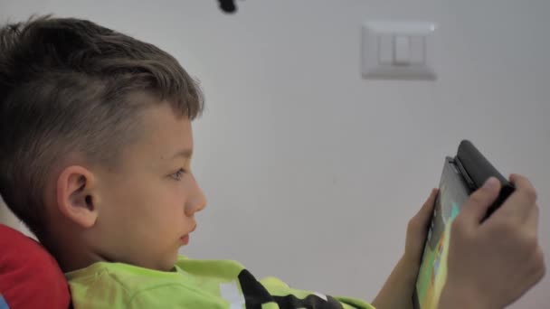 Criança Deita Tapete Usa Tablet Digital Menino Segura Tablet Mão — Vídeo de Stock