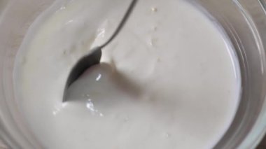 Sağlıklı taze kremalı yoğurt sosunu bir kâseye koyup lezzetli, sağlıklı bir kahvaltıya hazır et..