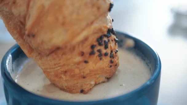 Namočit Croissant Kávového Cappuccina Mužské Ruce Namáčení Čerstvé Francouzské Pečivo — Stock video