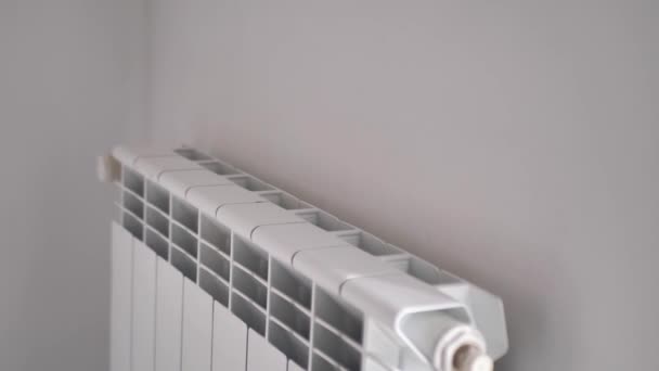 暖房用ラジエーターから手を暖める — ストック動画