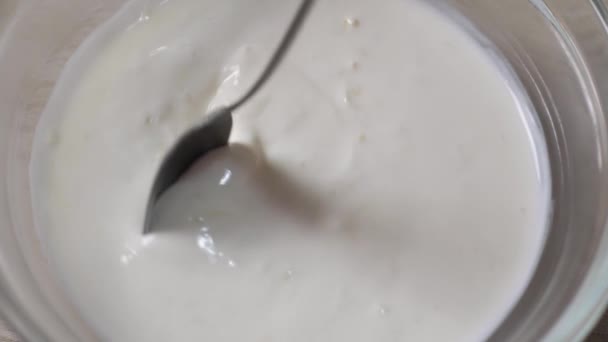Nahaufnahme Von Frischen Gesunden Cremigen Joghurtsoße Einer Schüssel Bereit Für — Stockvideo