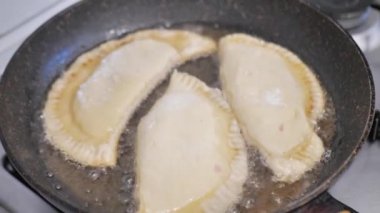 Ayçiçeği yağında kızartılmış etli börek, kızartma. Fast food.