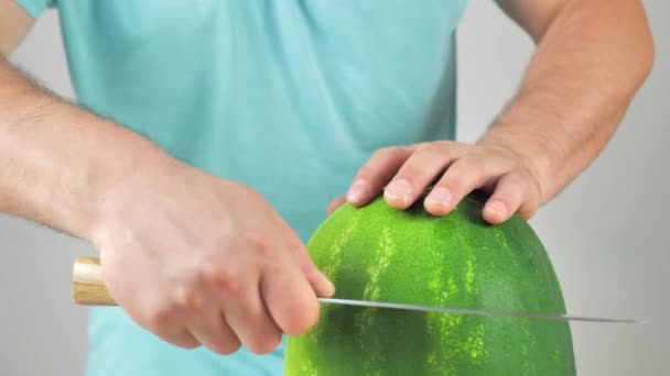 Een Man Doet Een Watermeloen Hoed Een Man Snijdt Een — Stockvideo