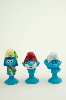 Roma, İtalya, 30 Mart 2020. Beyaz arka planda küçük plastik oyuncak kahramanları.