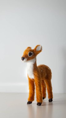 Beyaz arka planda yumuşak oyuncak geyik