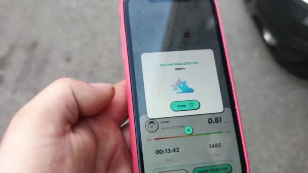 イタリアローマ 2022年6月5日 Iphone画面上のStepnモバイルアプリ StepnはWeb 3ライフスタイルアプリです プレイヤーは歩く ジョギングや屋外で実行することによってハンサムな収入を作ることができます — ストック動画