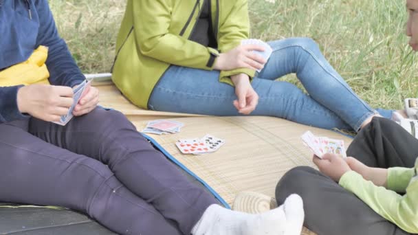 Interessant Gevaarlijk Tijdverdrijf Vrienden Vrouwen Genieten Van Picknick Groen Gazon — Stockvideo