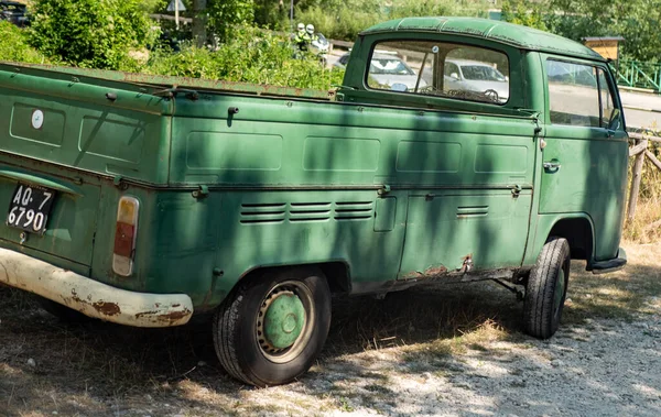 1968 Volkswagen Pickup Parked Side Road — Stockfoto