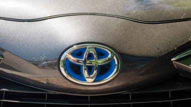 İtalya, Ambruzzo - 28 Ağustos 2021 - Siyah bir Toyota arabanın Toyota araba logosuna yakın çekim. Toyota Motor Corporation, merkezi Toyota, Aichi, Japonya 'da bulunan bir Japon otomotiv üreticisi.