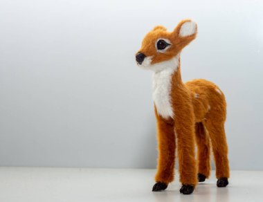 Beyaz arka planda yumuşak oyuncak geyik