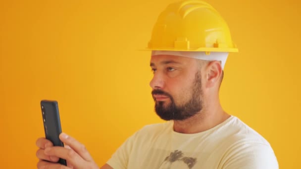 Trabalhador Capacete Fundo Amarelo Tira Fotos Telefone — Vídeo de Stock