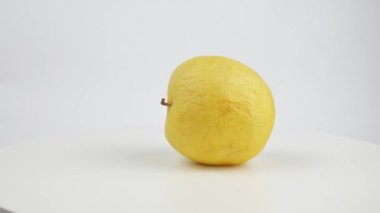 Elma beyaz bir arkaplanda döner.