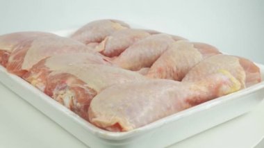 tavuk bacakları beyaz arkaplanda döner.