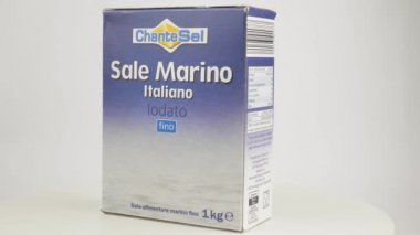 Roma, İtalya. 1 Temmuz 2022. Bir paket tuz marinası beyaz arka planda dönüyor..