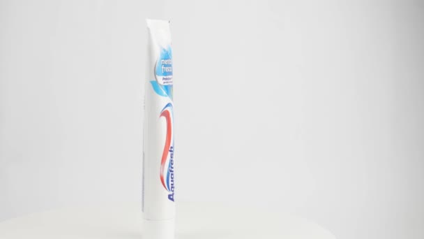Roma Itália Julho 2022 Aquafresh Toothpaste Sugar Acid Protection Aquafresh — Vídeo de Stock
