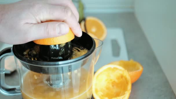 Uomo Vista Mano Mentre Spremendo Frutta Fresca Arancione Spremiagrumi Preparazione — Video Stock