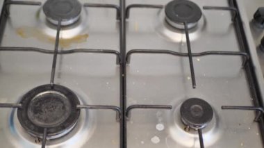 Gaz ocağını temizleyip düzenliyorum. Bir adam mutfakta parlayana kadar gaz sobasını deterjanla parlatır. Ev temizliği, temizlik ve düzen. Yüksek kalite 4k görüntü