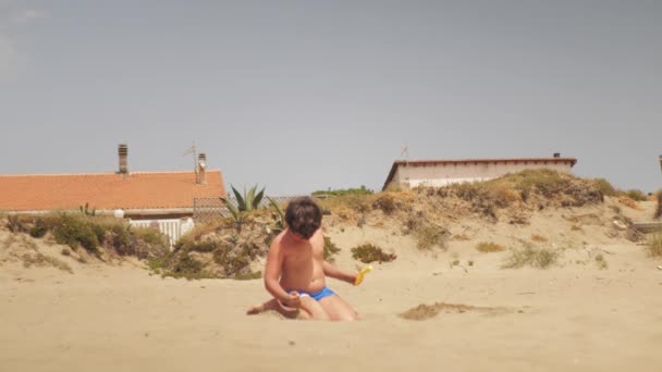 Dia Verão Quente Ensolarado Menino Brinca Com Areia Brinquedos — Vídeo de Stock