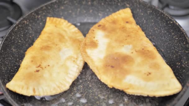 Pasties Cheburek Med Kött Stekt Solrosolja Friterad Snabbmat — Stockvideo