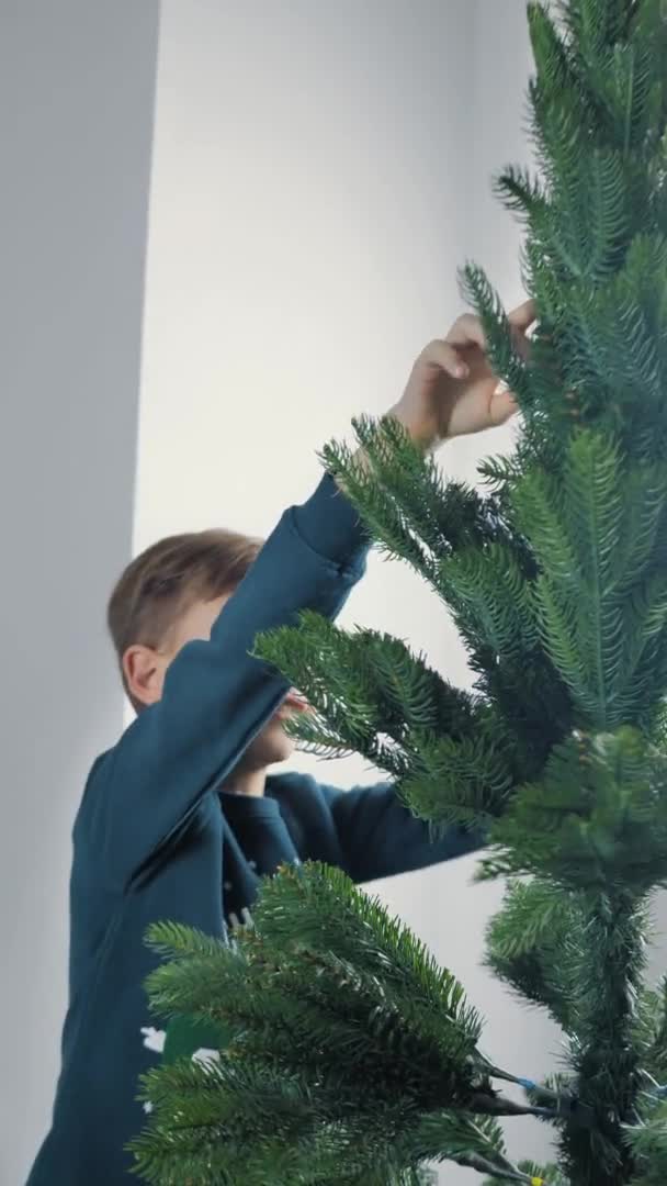 Vertical Video Child Helps Dress Christmas Tree — 图库视频影像