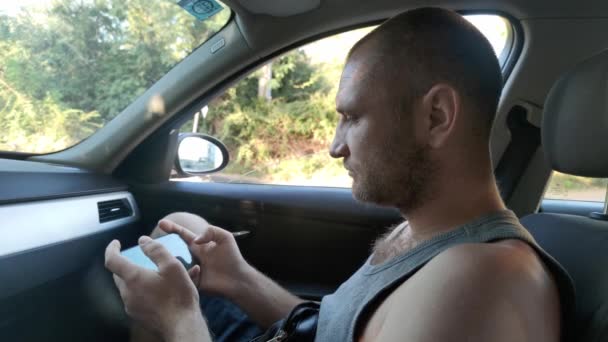 Homem Mão Está Segurando Telefone Celular Pessoas Carro Estão Jogando — Vídeo de Stock