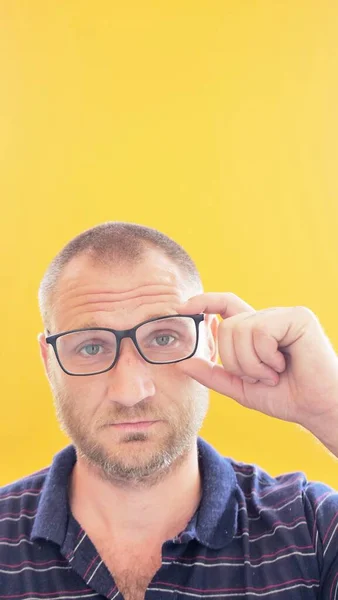 Portrait Man Glasses Yellow Background — Stock fotografie