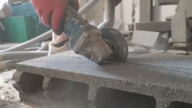 Dairesel makineyle büyük bir beton bloğu kesmek.