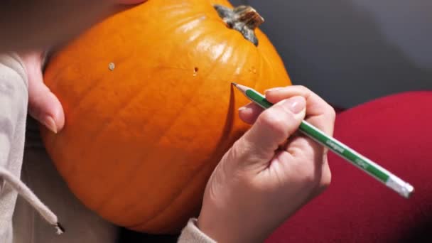 Hands Carves Scary Halloween Pumpkin Making Pumpkin Decor Halloween Preparation — Stockvideo