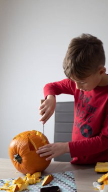 바쁜 호박 잭-오-랜 턴 할로윈-씨앗을 제거에 대 한 조각 소년.