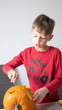 바쁜 호박 잭-오-랜 턴 할로윈-씨앗을 제거에 대 한 조각 소년.