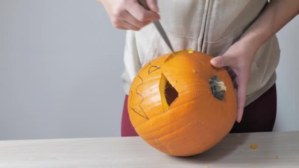 Frau Malt Und Schnitzt Jacks Gesicht Auf Einen Halloween Kürbis — Stockvideo